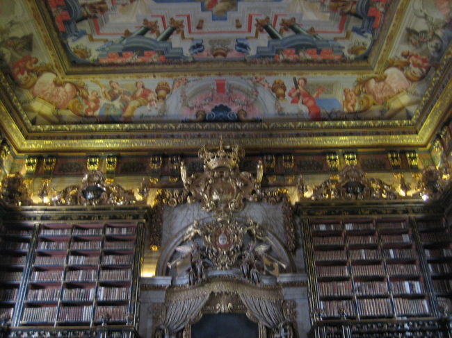 内部の装飾は芸術的！