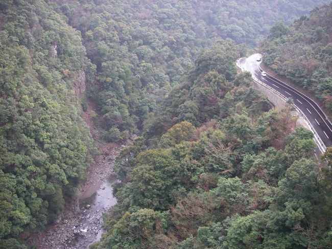 橋の上から見た写真。橋の床の一部が格子になっているところがあり、この上を歩くのはなかなかスリリングです。<br />