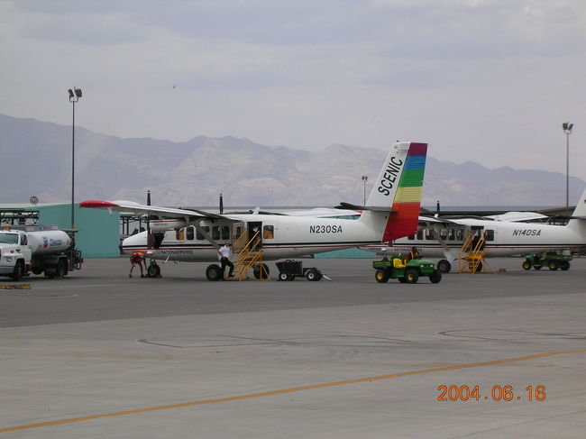 グランドキャニオンに行くプロペラ機<br /><br />朝早くか夕方がおススメ。昼前後は<br />「上昇気流」の関係で、かなり揺れます。<br />斜めになったり上下にドドンと揺れたりして<br />気持ち悪くなった人も何人かいました。