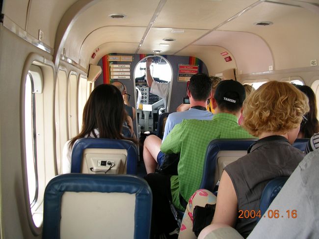 飛行機の中<br /><br /><br />ビニール袋も用意されているくらいだから<br /><br />やっぱ皆さん酔いますわ(-_-;)