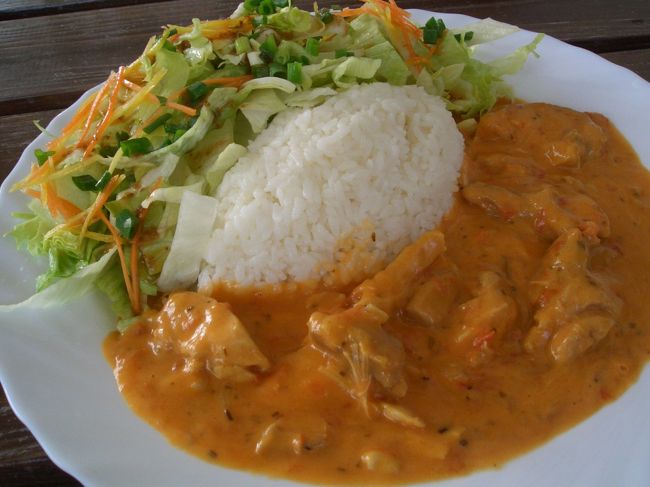 お店にはメニューなし。<br />言われるままに注文したのは、<br />沖縄なのにヨーロッパな味。<br />ちょっとスパイスの効いたチキン煮込み。