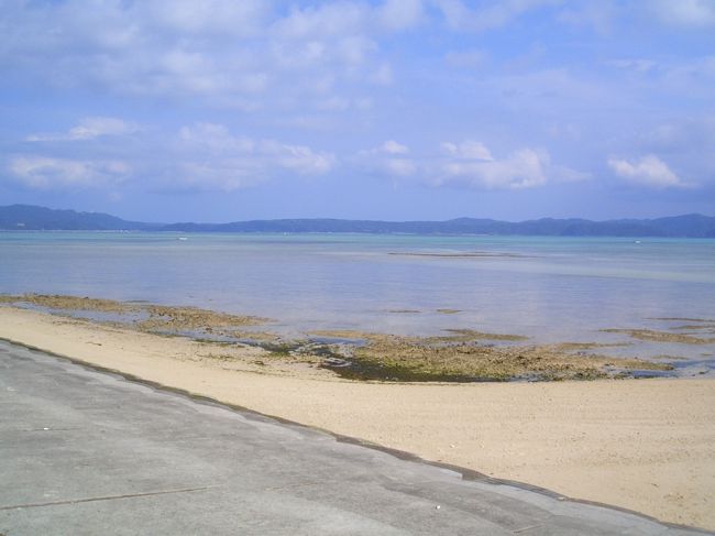 島に着くとすぐに小さなビーチがあります。<br />みんなのんび〜り海を楽しんでいました。