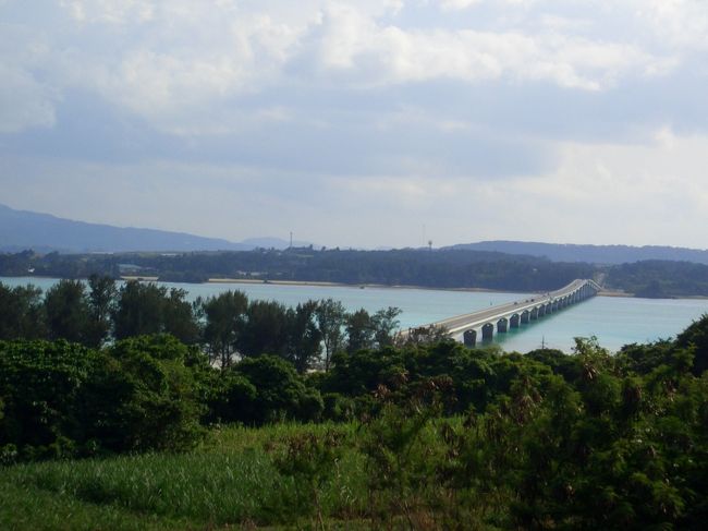 島はすぐ一周できます。<br />島の上の方から見た橋。