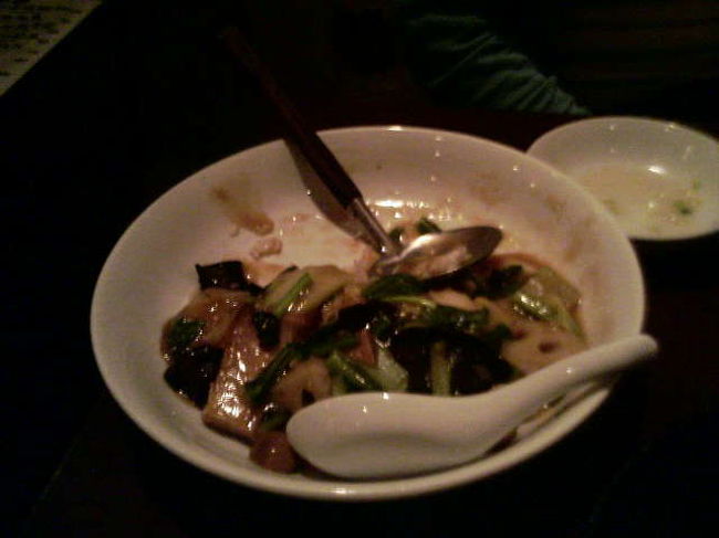 食べかけて気付いて撮った角煮ごはん。<br />おいしかったー。<br />小さいお店は地元の人でいっぱいだった。