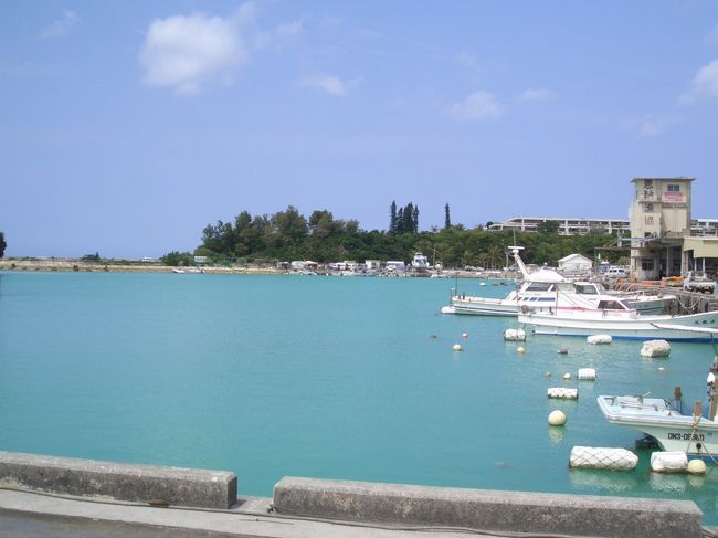 船を出してもらった港。<br />前に見えるのはホテルムーンビーチ。<br />緑がかった青の海はとってもキレイ。