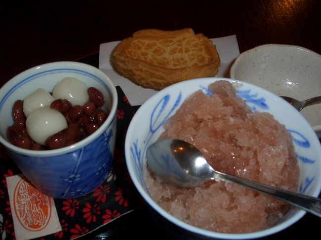 お約束のぜんざい。<br />前に食べた時は氷と金時豆が一緒だったような･･･<br />あまくておいしい。<br />オマケのおせんべいもおいしかった。