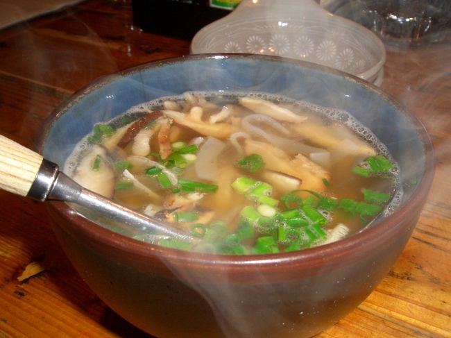 私の気に入ったもの。<br />「中味汁」<br />ホルモンの入った塩仕立てのスープ。<br />熱くておいしかった。