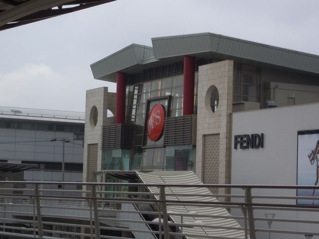 沖縄最終日。<br />夕方の飛行機の時間まで遊ぶー!!!<br />午前中は雨との予報だったからDFSへ。<br />焼けちゃったので美白美容液購入。<br />広くてキレイなショップ。<br />買い物した商品は空港で受け取り。