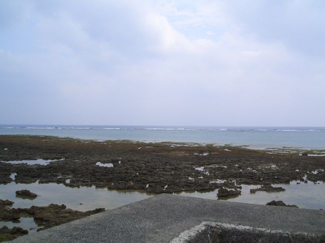 南部の小さな島『奥武島』へ。<br />一周数分の小さな島。<br />ちょっと曇ってきちゃった。<br />残念･･･<br />