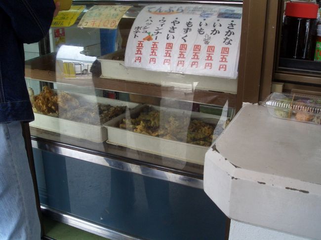 てんぷらは揚げたて。<br />しかも安ーい。<br />おいしーい。<br />地元の人は大量に購入していきます。