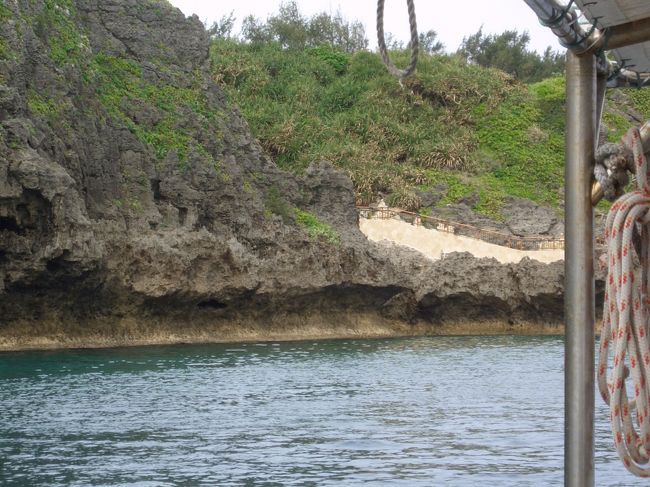 シュノーケリングの人は階段を降りてきます。<br />ビーチエントリーでダイビングもできるそーですが、<br />今は駐車場が工事中で無理のよう。<br />あの階段をタンクしょって降りるのは･･･つらそう!!!