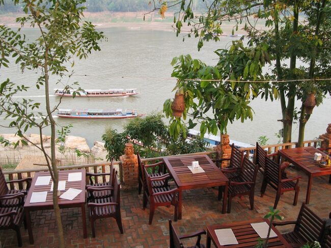 パークウーまでスローボートでのんびり<br /><br />送迎付きだったのでホテルへ迎えにきてくれました。<br />でもバイクだった（笑）<br /><br />