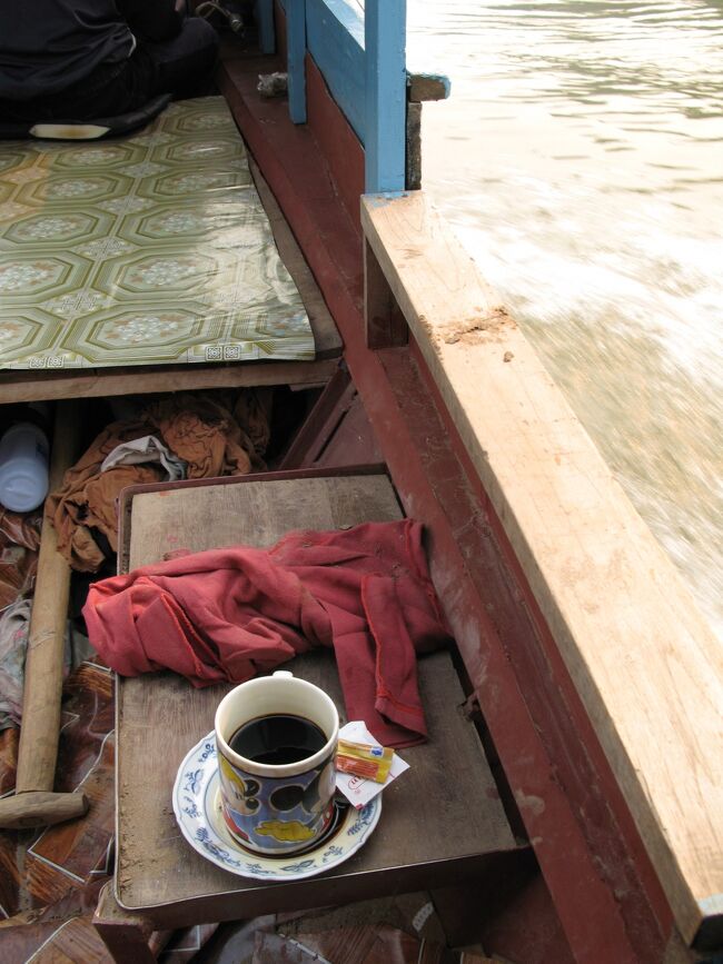 ちょいと頼んで・・・<br />ラオスコーヒーを持込み、優雅にクルーズ♪<br /><br />なぜか、ミッキーのマグカップ（笑）<br />無理にテイクアウトしたからか？