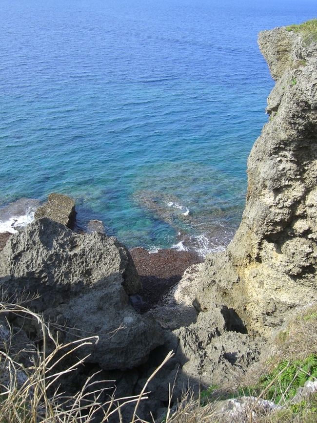 日本の海はプランクトンがたくさんいるから、<br />青色が吸収されてしまうと聞いたけど、<br />ここはプランクトンが少ないんでしょうか？