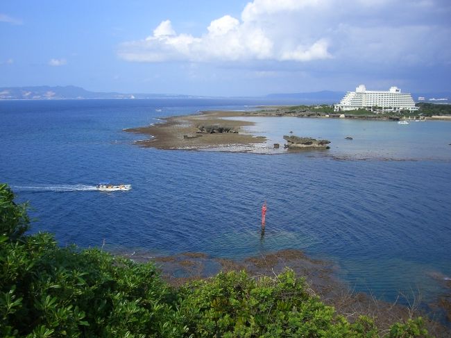 白いのは万座ビーチホテルです。<br />良いロケーションにあります。