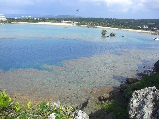 水の中の茶色いところに人がチラホラいて、<br />何かとってました。<br /><br />モズクかなにか、海草でもとってたのでしょうか。<br /><br />万座毛をあとにして、またバス停に戻りました。<br />このあとはホテルに向かいます。<br />