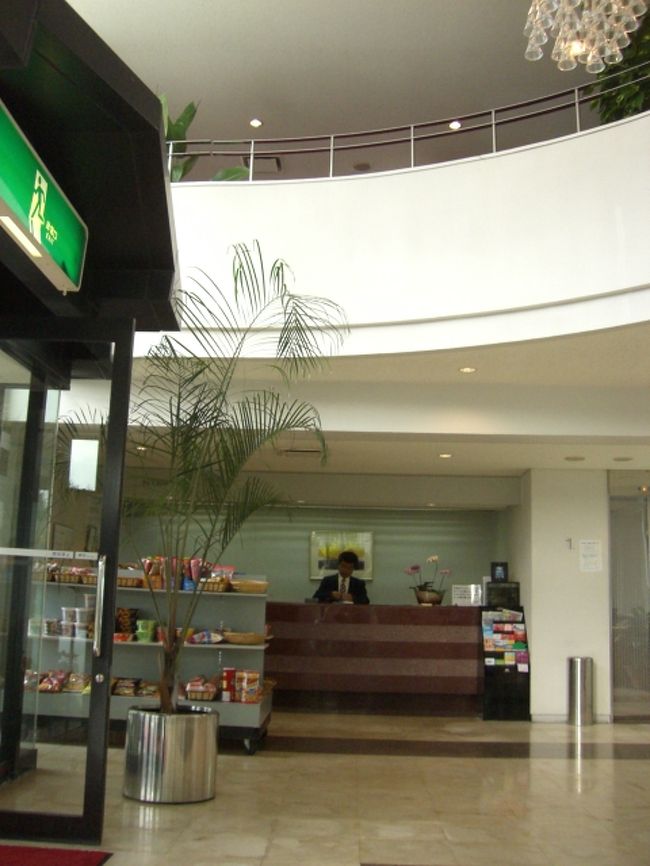 ホテルみゆきビーチ・アネックスのロビー<br /><br />木曜日だったからか、人と全く合わず静かでした。<br />大浴場や食事の時は、いったん外に出て本館まで<br />移動しないといけません。<br /><br />スリッパと浴衣でＯＫだそうです。