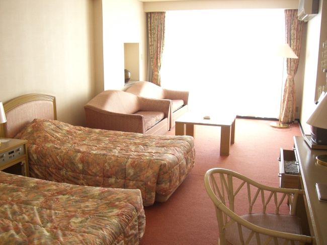 本館は残念ながら田舎の旅館ホテルという<br />寂しい印象を受けたけど、<br />ホテルみゆきビーチアネックスは本館より新しい<br />ので、部屋自体は広くて満足のいくものでした。<br /><br />クラブオフという会員価格だったので、1泊6000円。<br />ビーチの目の前というロケーションを考えたらめちゃくちゃリーズナブル！<br />「観光中心で泊まるだけor 安く海の前に泊まりたい」<br />という条件ならかなりオススメ度が高いです。<br /><br />夜に波の音を聞きながら寝てたら、<br />ビュービューと風の音で目が覚めました。<br />窓を閉めてもまだ音が止みません。<br />どうやら入り口ドアの下の隙間からの風の音でした。<br />バスタオルで隙間を埋めたら止んだけど。。。<br />今度は冷蔵庫のモーター音がデカイ！<br />ウルサイ〜〜〜