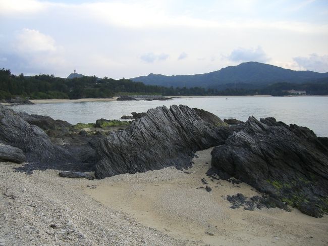 砂が荒くてサンゴがたくさんあるので、<br />ビーチサンダルがないと怪我しますよ。