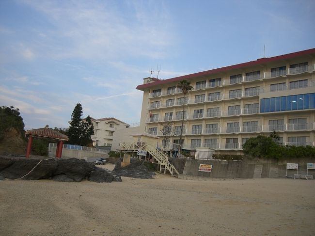 ビーチからみた本館<br /><br />ビーチは狭いです。　<br />金曜日は学生の団体らしき人たちが大勢いました。<br />