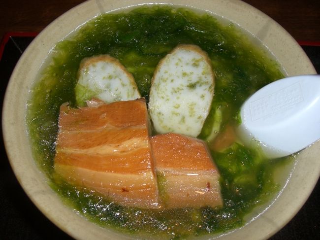 なかむらそばの「アーサそば」<br /><br />アーサは藻に似た緑鮮やかな海草の一種で、<br />麺にも、かまぼこにも練りこまれてました。<br />沖縄そばは鰹ダシがアッサリしています。<br /><br />麺がちょっとほぐれてなかったのが残念です。<br />う〜ん、ちょっと期待しすぎたからか味は至極普通。<br />国道ぞいにあるので、ついでで行くならいいかも<br />５つ★満点だとすると、★★★です。<br /><br />