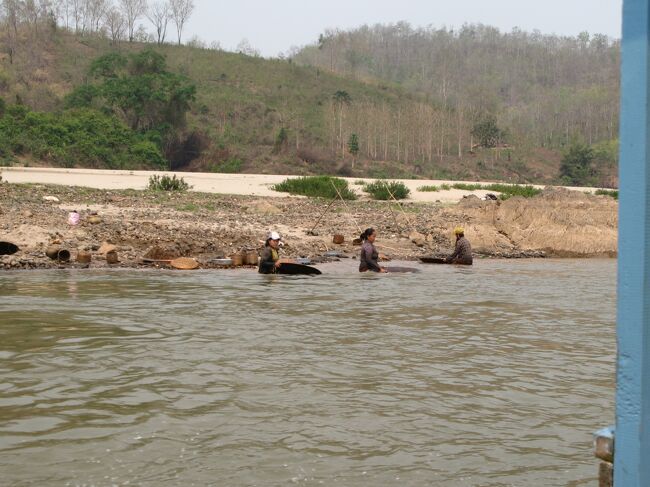 川海苔をとっているらしい・・・