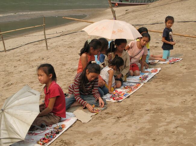 観光客をお出迎えする、売り子。