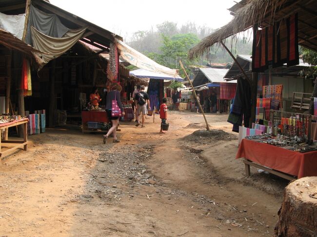 バーンサーンハイ<br /><br />ラオス焼酎「ラオ・ラーオ」を製造している。