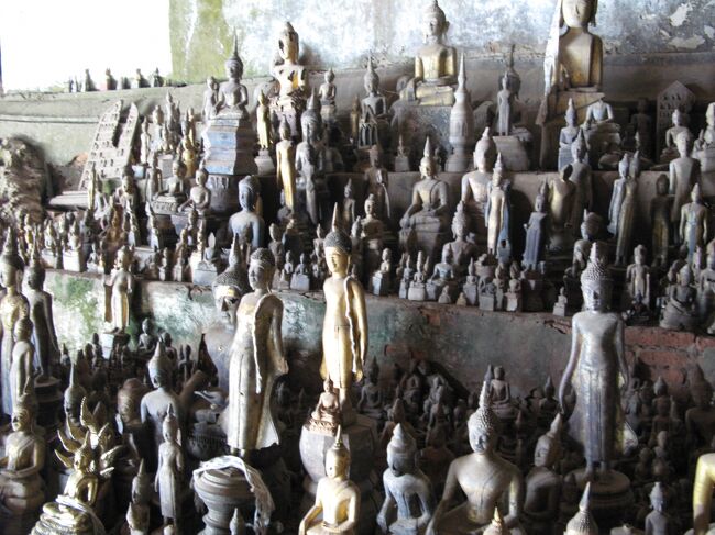 村人達が祭った大小無数の仏像が安置されている。<br />