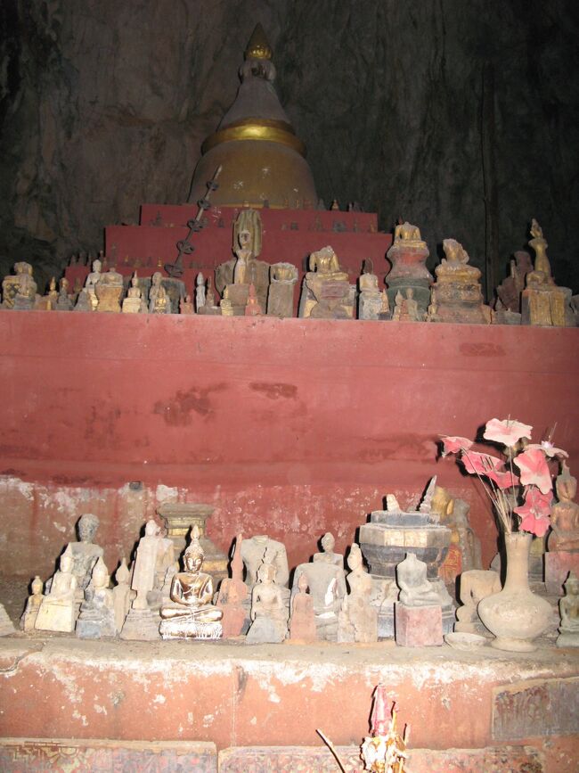 中は真っ暗。<br /><br />懐中電灯を貸し出していた。有料？