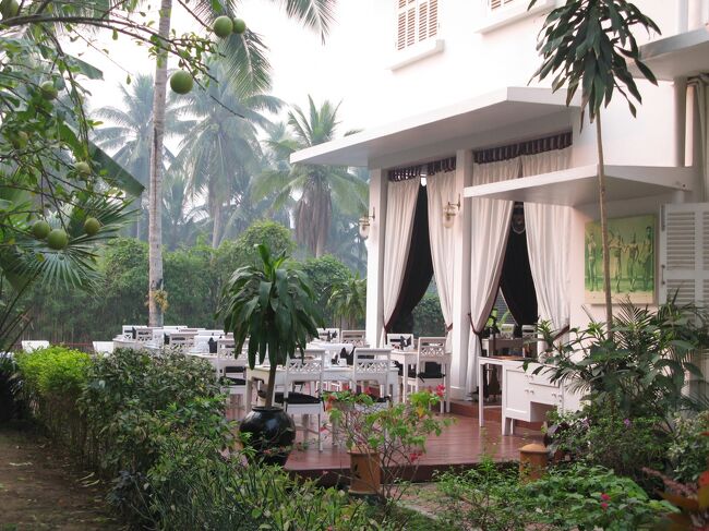 レストランはプールサイド