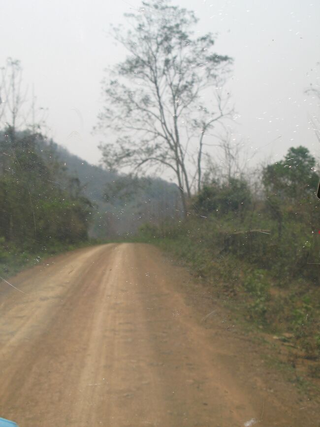 メコン川沿いは、未舗装の道。。。