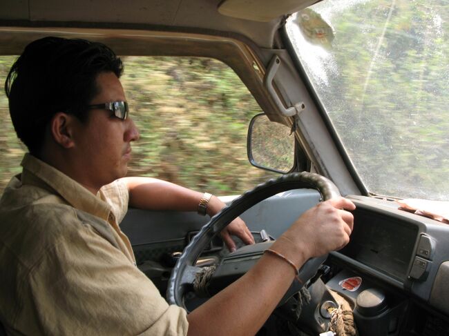 サムサイ君<br /><br />タイの音楽をガンガンかけてくれた♪<br />ラオスの音楽はスローな曲ばっかでした。