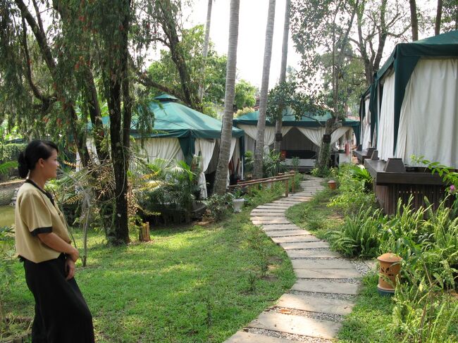 テント風の東屋が点在している。