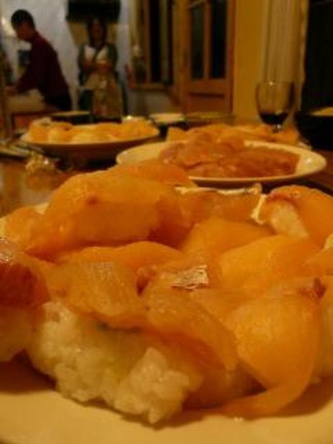 満室だった日本人宿ＦＵＪＩ旅館にやっと空きが出て泊めてもらうことに。<br /><br />ラッキーなことに、その夜はみんなが釣ってきたマスで寿司パーチー！やっぱ日本人に生まれてきてよかったわぁ〜。<br /><br />今夜の話題。<br /><br />?アルゼンチンの経済史<br /><br />?世界のトイレ事情と面白トイレ自慢<br /><br />?最近の南米治安のネタ話<br /><br />?昔の浅草花やしきって知っている？<br /><br />?威嚇射撃で空に撃ったピストルの弾は落ちて人に危害を加えないのか？<br /><br />　?の答えはでなかった。でもたぶん僕は死なないと思う。理由はよくわからないけど威嚇射撃して死んでしったら報われないよ、それで死んじゃった人は。<br />