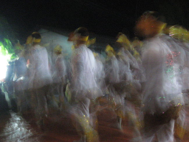 櫓(オール)をもって踊るのがこの土地らしい。