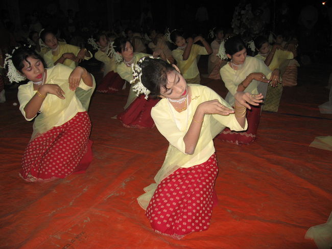 この場の世話人の方に寄付を申し出る。<br />僕はこういう場合は1000K〜2000Kなんだけど、<br />案内してもらった役人さんの顔を立てて、5000K。<br /><br />日本円では500円くらいだけど、<br />ミャンマーではかなり思い切った額。<br /><br />そうしたら、僕のために1曲踊りますって。<br />なんだか、申し訳ありません。<br />そんな価値ありません。ごめんなさい。<br /><br />指の先まで綺麗でした。