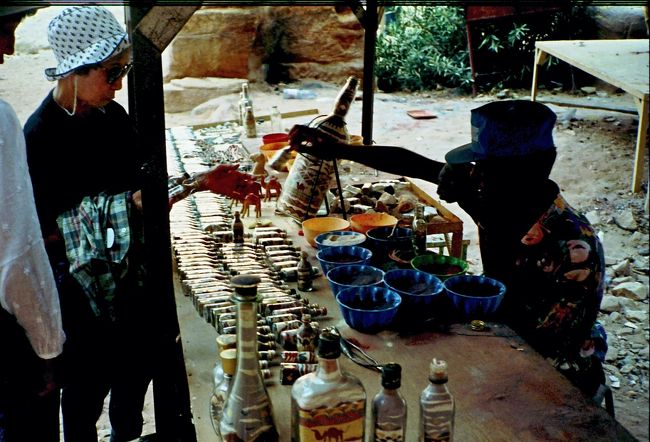 砂漠の砂で砂絵を描いた瓶詰めを売っていた。