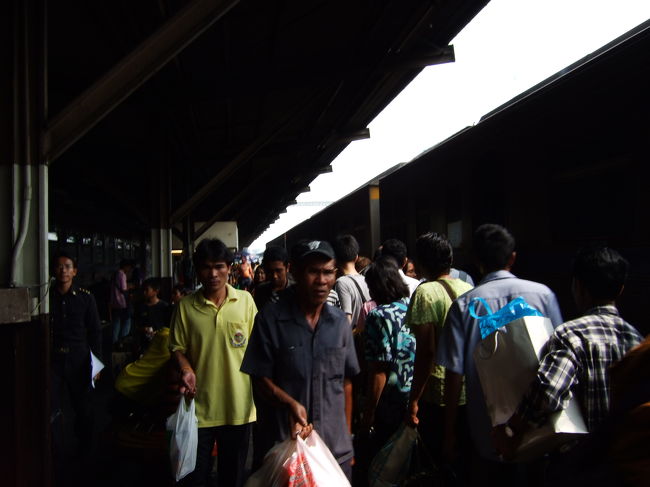 駅のホーム。<br />地元の人々でごった返してます。<br />なんとか電車に間に合いました♪