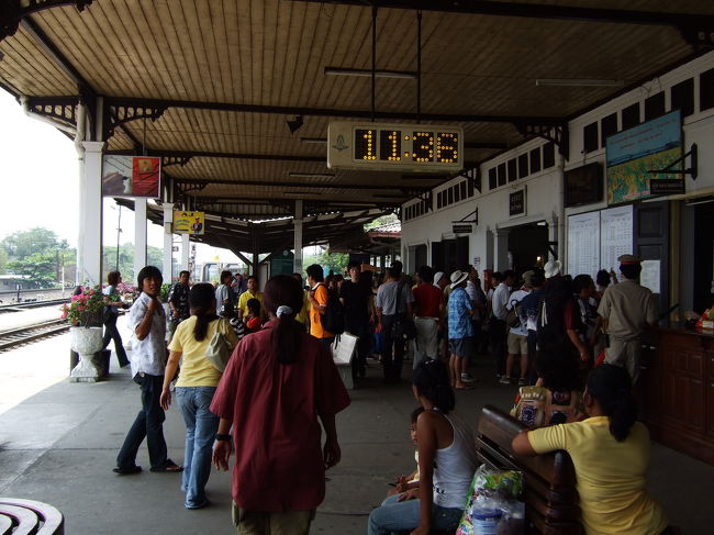 アユタヤ駅の様子。