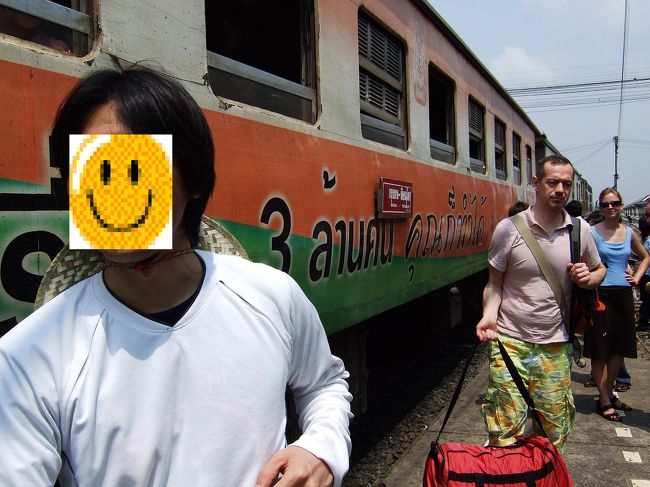 アユタヤに到着☆<br />線路に下ろされ、電車が通り過ぎるのを待ちます。