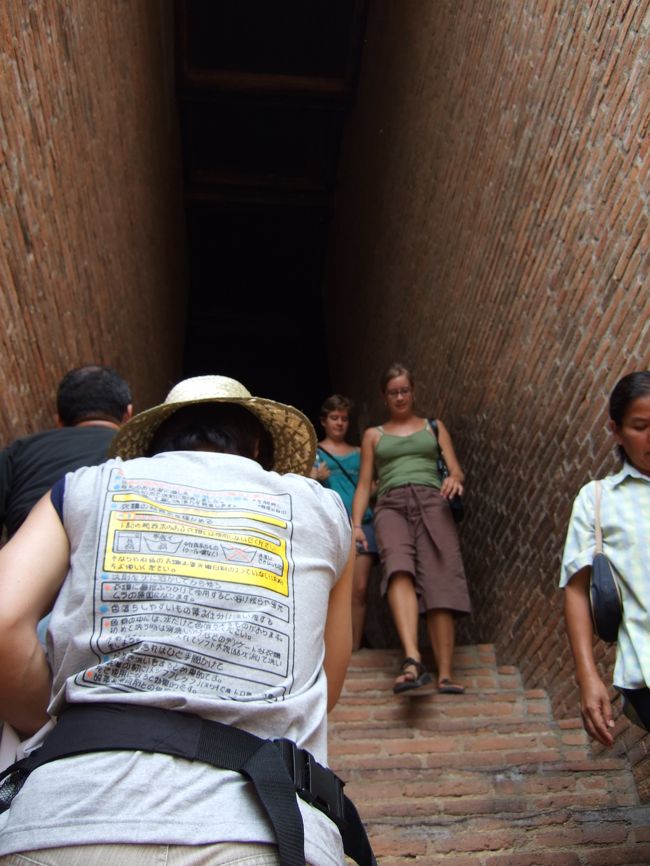 建物の階段を登ると･･･