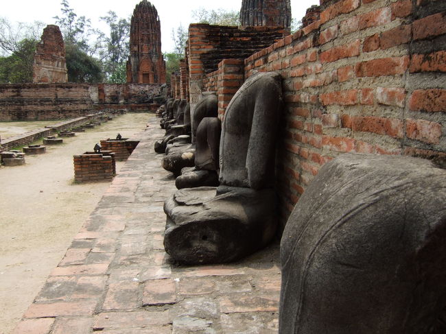 頭のない仏像たち。