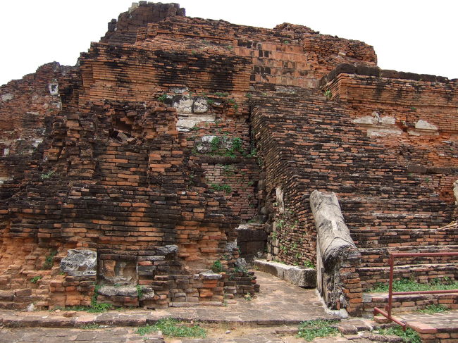 建造物も、原型が想像し難いほど朽ちています。