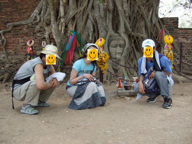 仏像の顔より、高い位置で写真を撮ってはいけないという注意書きがあり、このようにしゃがんでポーズ。