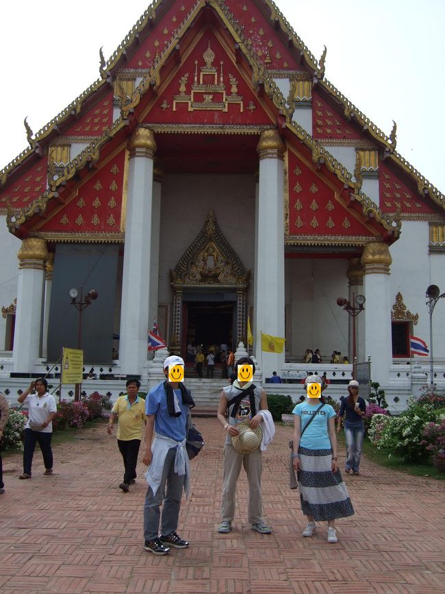 次は、Viharn Phra Mongkon Bophitに行きました。