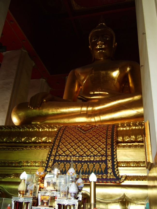中には、こんなに大きな金の仏像（Viharn Phra Mongkon Bophit）があります。