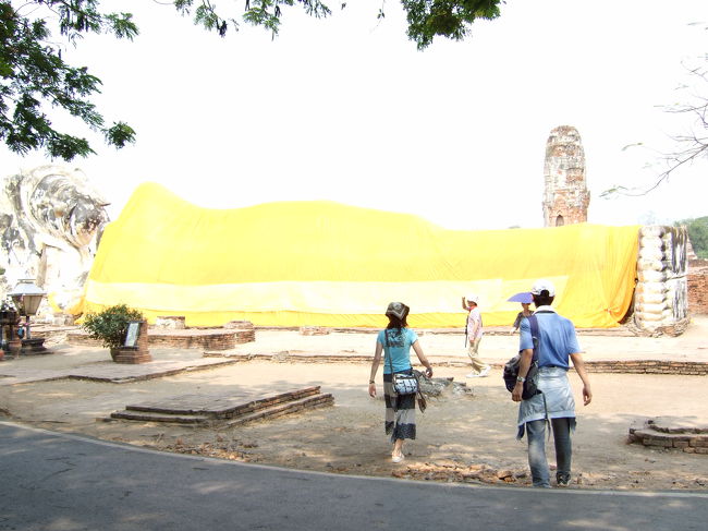 最後は、ワット ローカヤスッターを見に行きました。<br />青い空の下、巨大な仏像(身長42ｍ)が横たわっていました。