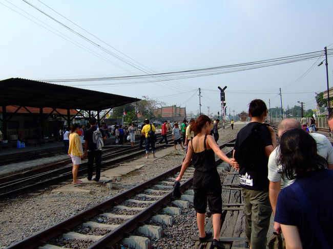 帰りも列車で。<br />時間になると、線路で待機します。