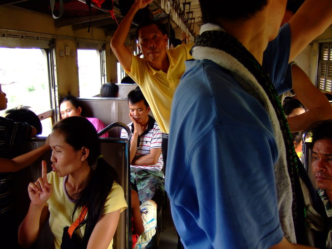 3等の列車の様子。(20B)<br />予約をしていなかったので、2等は取れませんでした。<br />車内で食べ物や飲み物が売られてたりしていて、面白かったです。